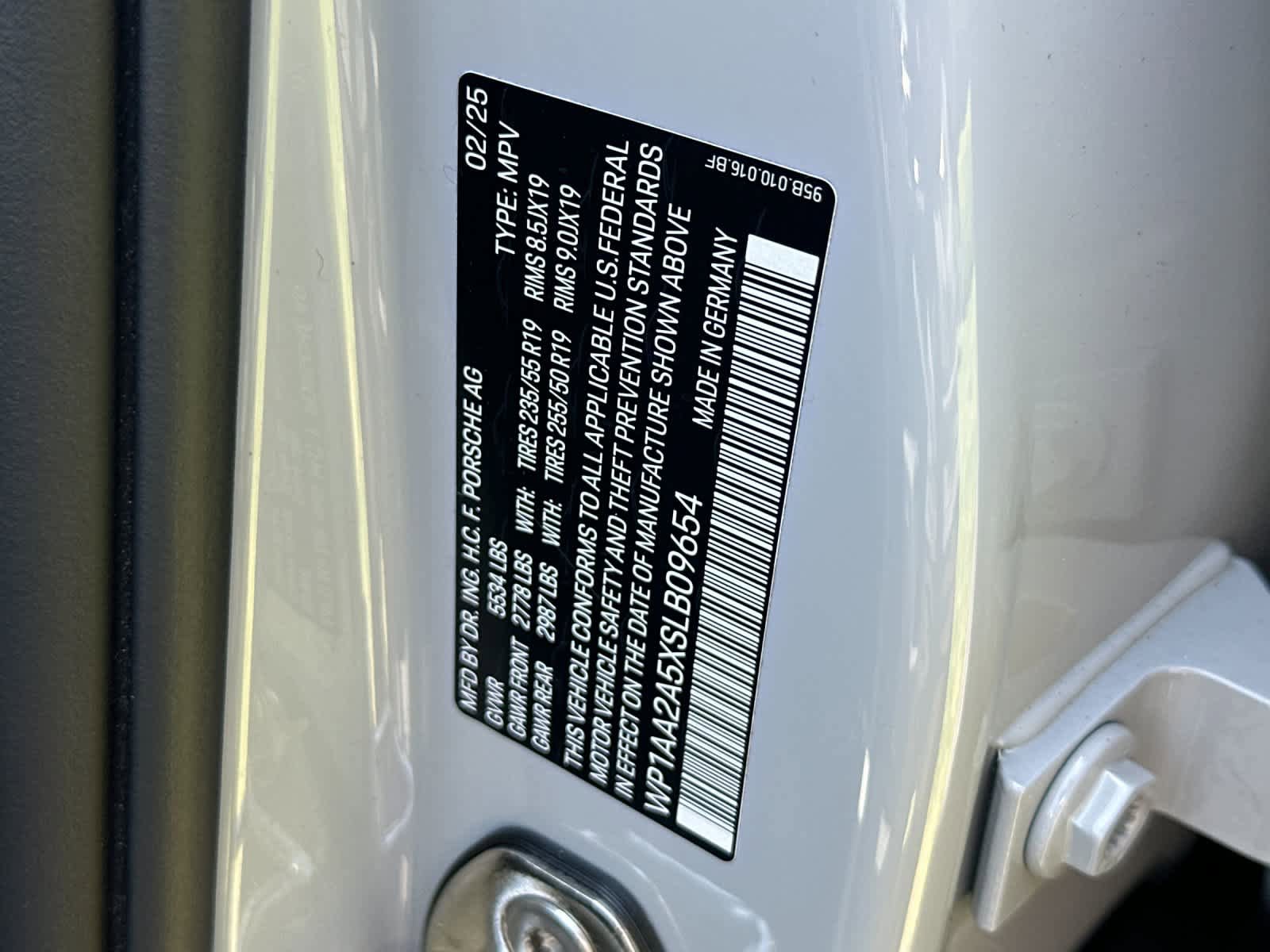 Certified 2025 Porsche Macan AWD/4WD image 33