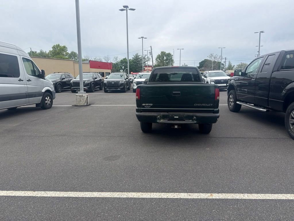 Used 2001 Chevrolet S10 Pickup LS w/ Preferred Equipment Group AWD/4WD image 2