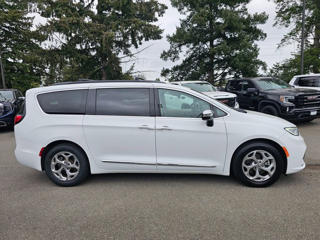 Used 2023 Chrysler Pacifica Limited FWD image 6