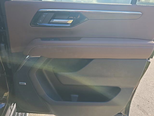 Used 2025 Chevrolet Suburban High Country AWD/4WD image 19