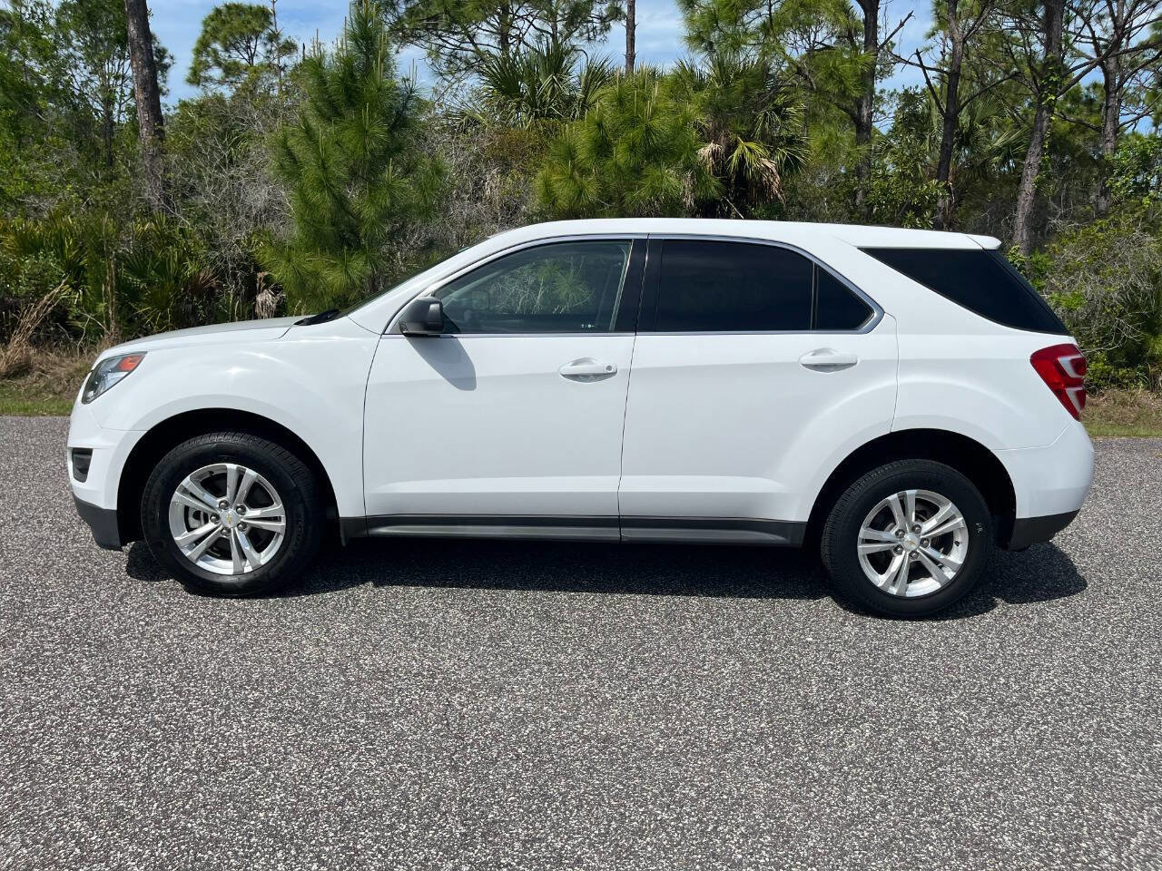 Used 2017 Chevrolet Equinox LS FWD image 2