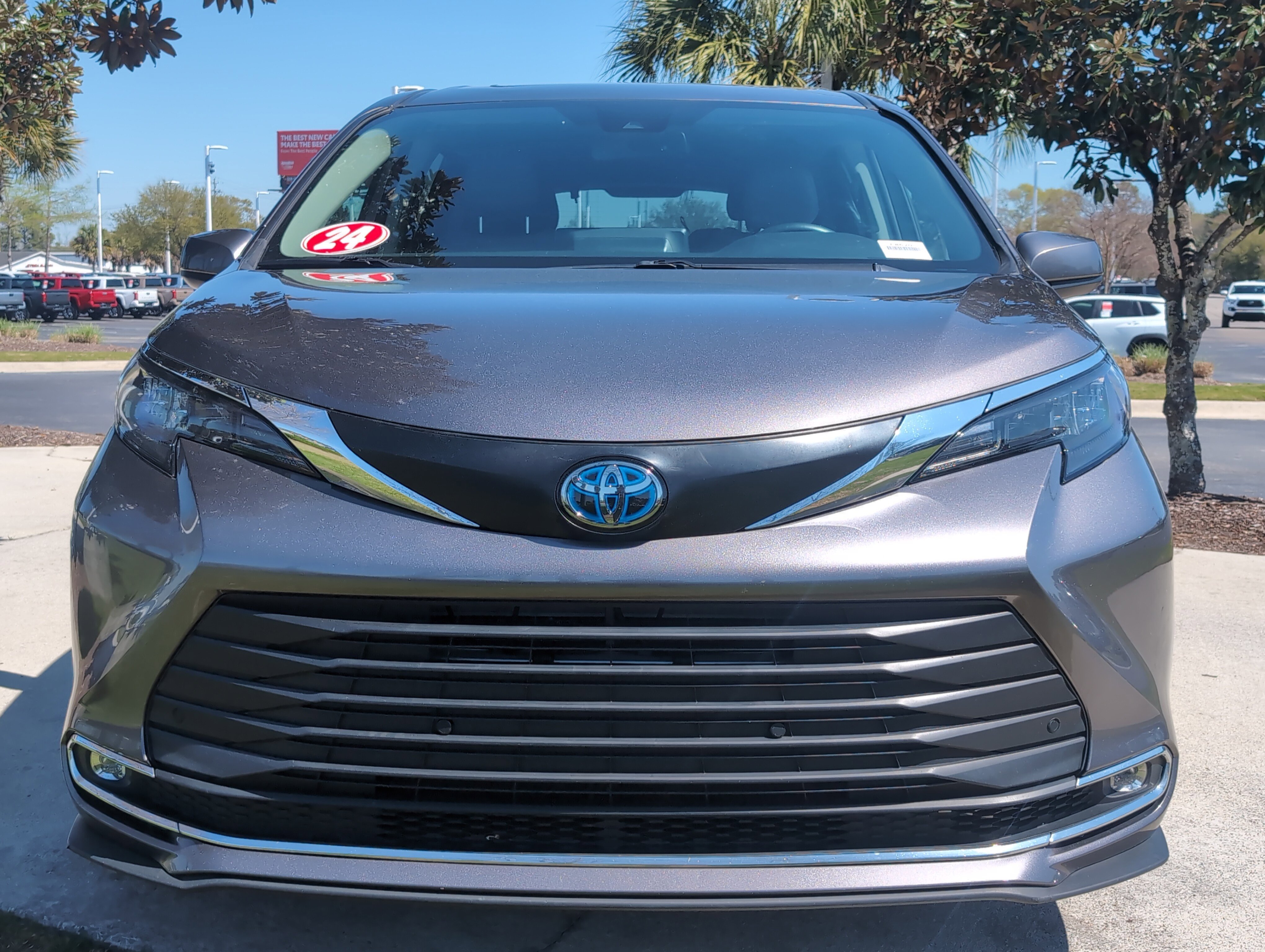 Certified 2024 Toyota Sienna XLE FWD image 3