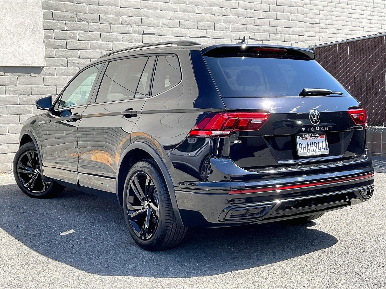 Certified 2023 Volkswagen Tiguan SE R-Line FWD image 10