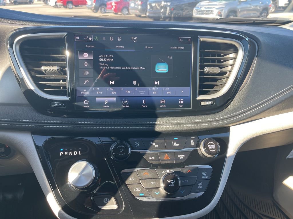 Used 2023 Chrysler Pacifica Touring-L image 25