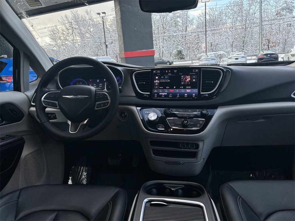 Used 2024 Chrysler Pacifica Touring-L image 17