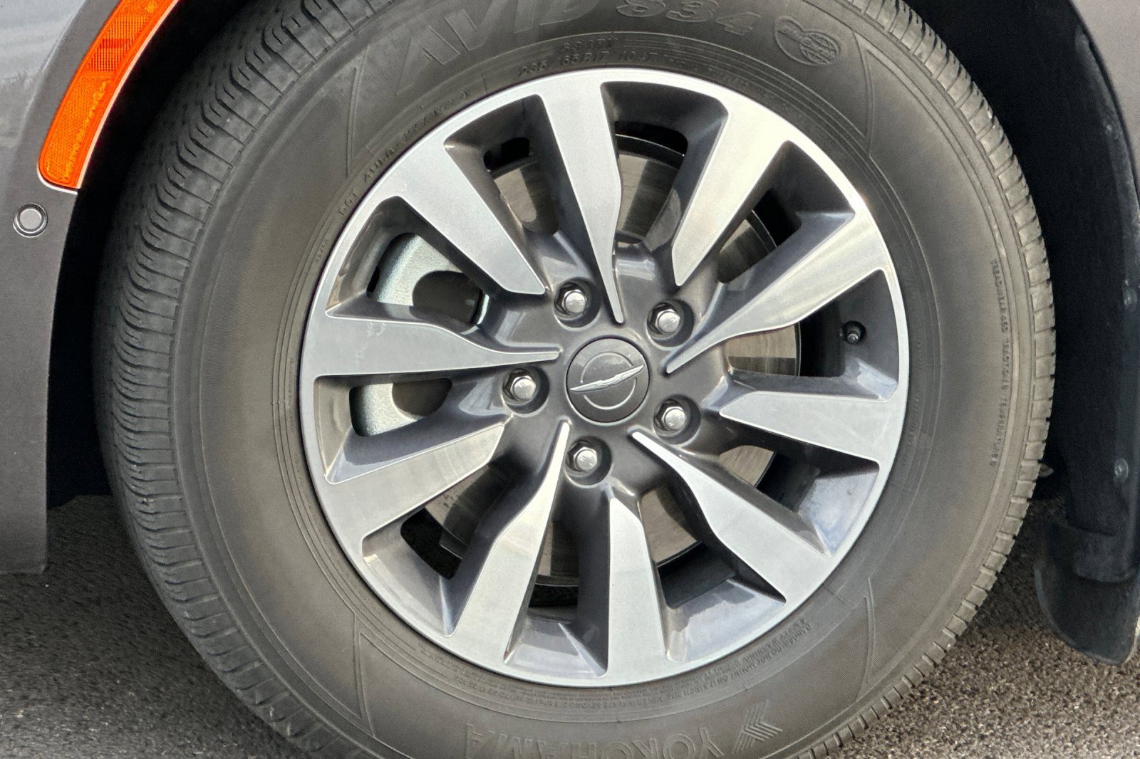 Used 2023 Chrysler Pacifica Limited w/ Uconnect Theater Family Group image 34