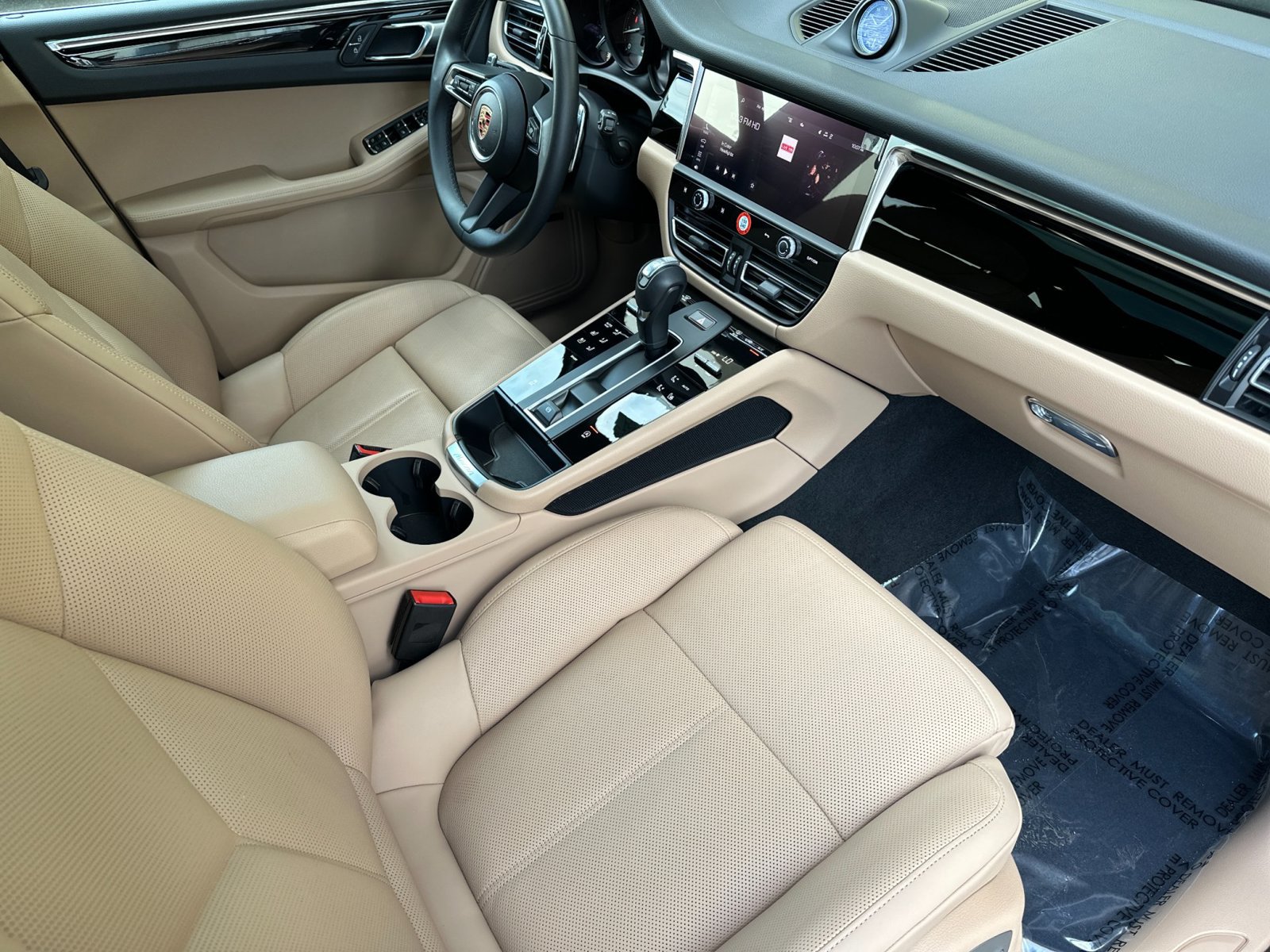 Certified 2026 Porsche Macan AWD/4WD image 18