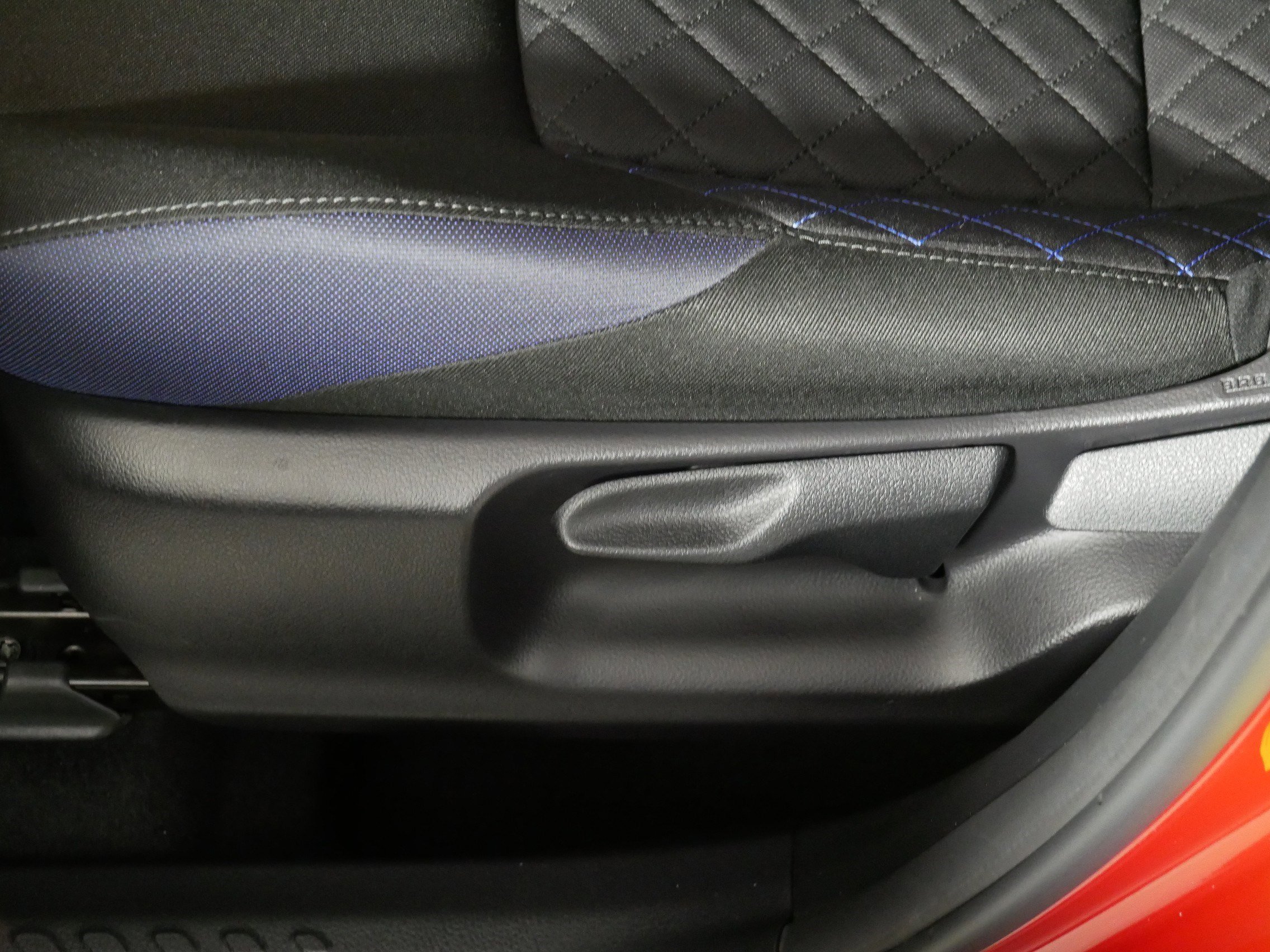 Used 2020 Toyota C-HR XLE FWD image 20