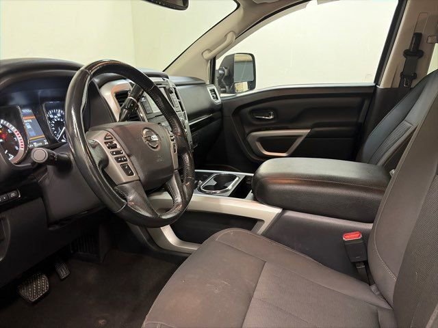 Used 2019 Nissan Titan SV w/ SV Convenience Package image 15