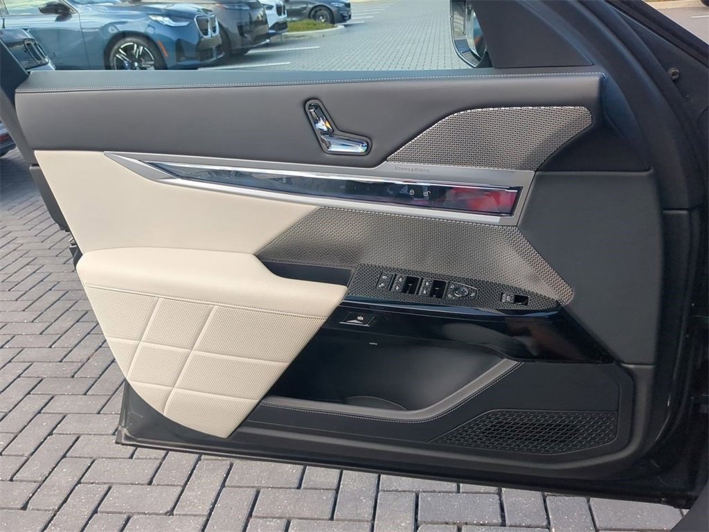 Certified 2023 BMW 760i xDrive w/ Executive Package image 32