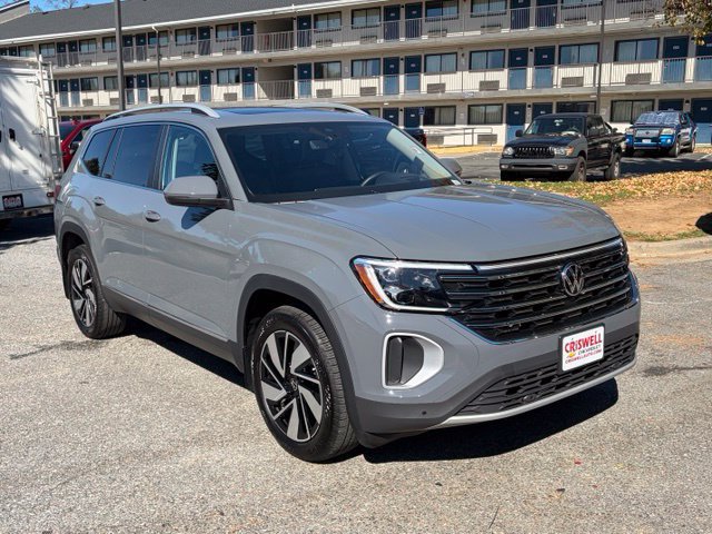 Used 2025 Volkswagen Atlas SEL AWD/4WD image 2