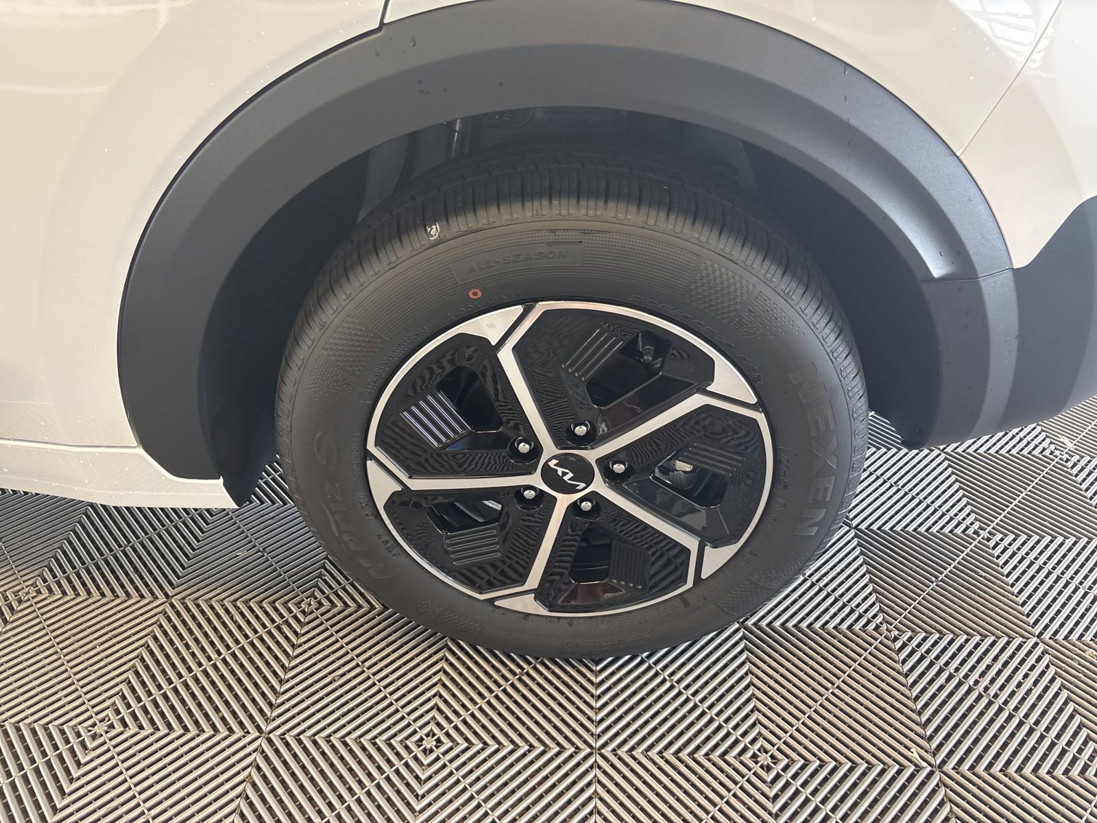 New 2025 Kia Niro EX image 9