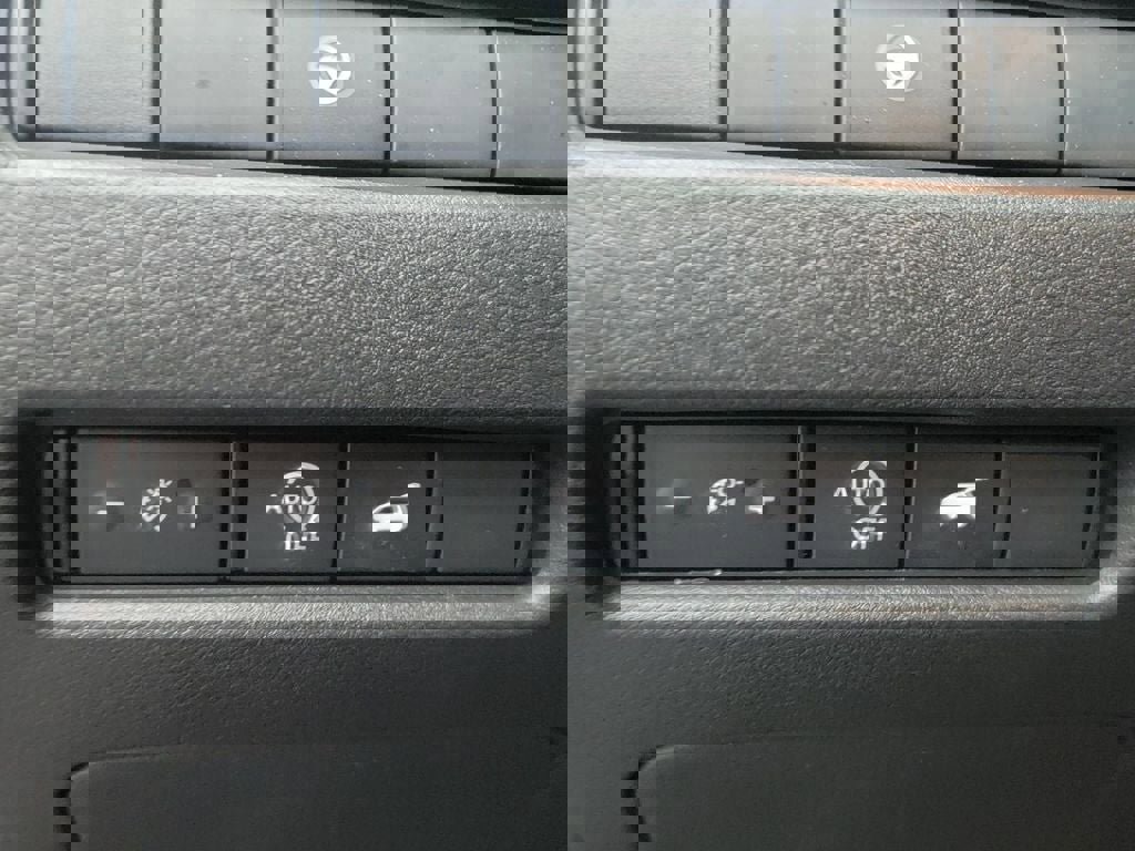 Certified 2025 Nissan Rogue SV image 28