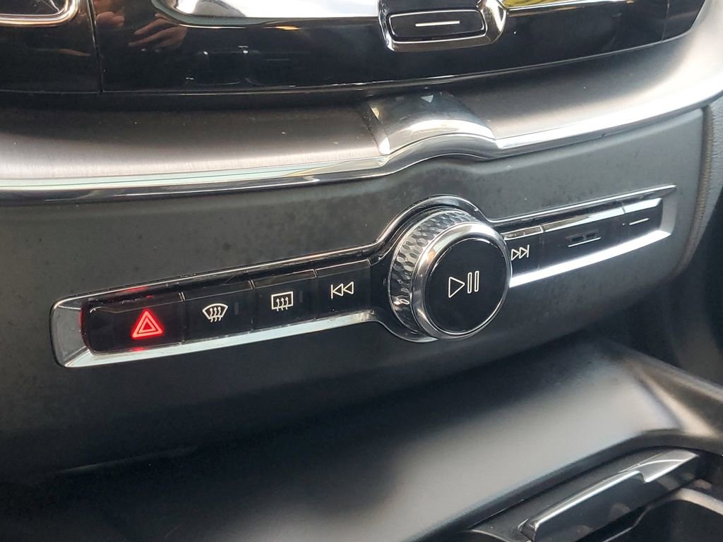 Used 2020 Volvo XC60 T5 Momentum w/ Protection Package Premier image 29