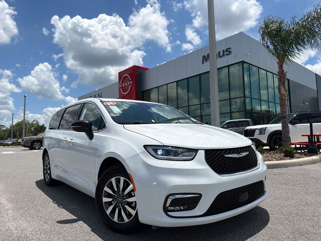 Used 2024 Chrysler Pacifica Limited FWD image 1