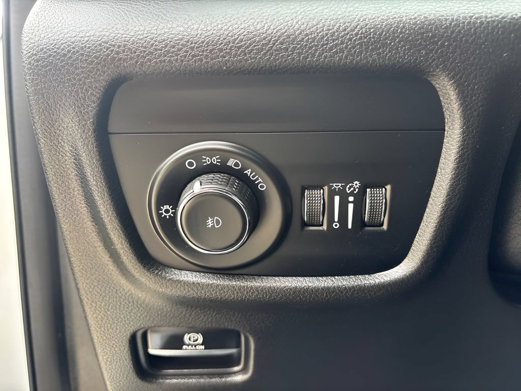 Used 2023 Jeep Grand Cherokee Limited AWD/4WD image 14