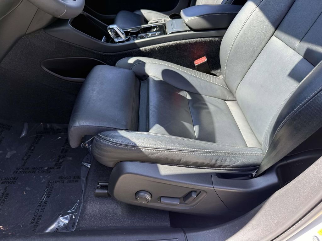 Used 2024 Volvo XC40 B5 Plus w/ Climate Package AWD/4WD image 3