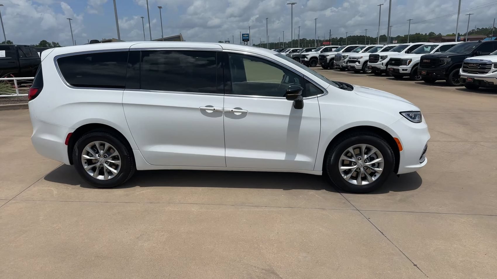 Used 2026 Chrysler Pacifica Limited AWD/4WD image 2