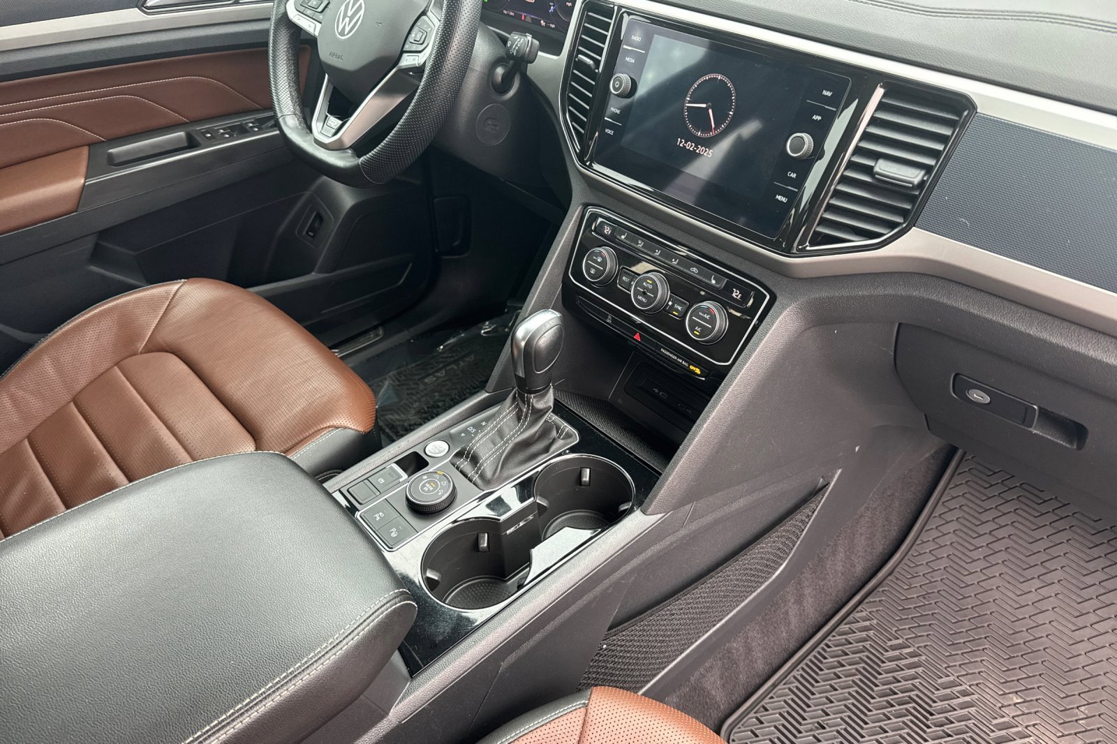 Used 2022 Volkswagen Atlas SEL Premium image 18