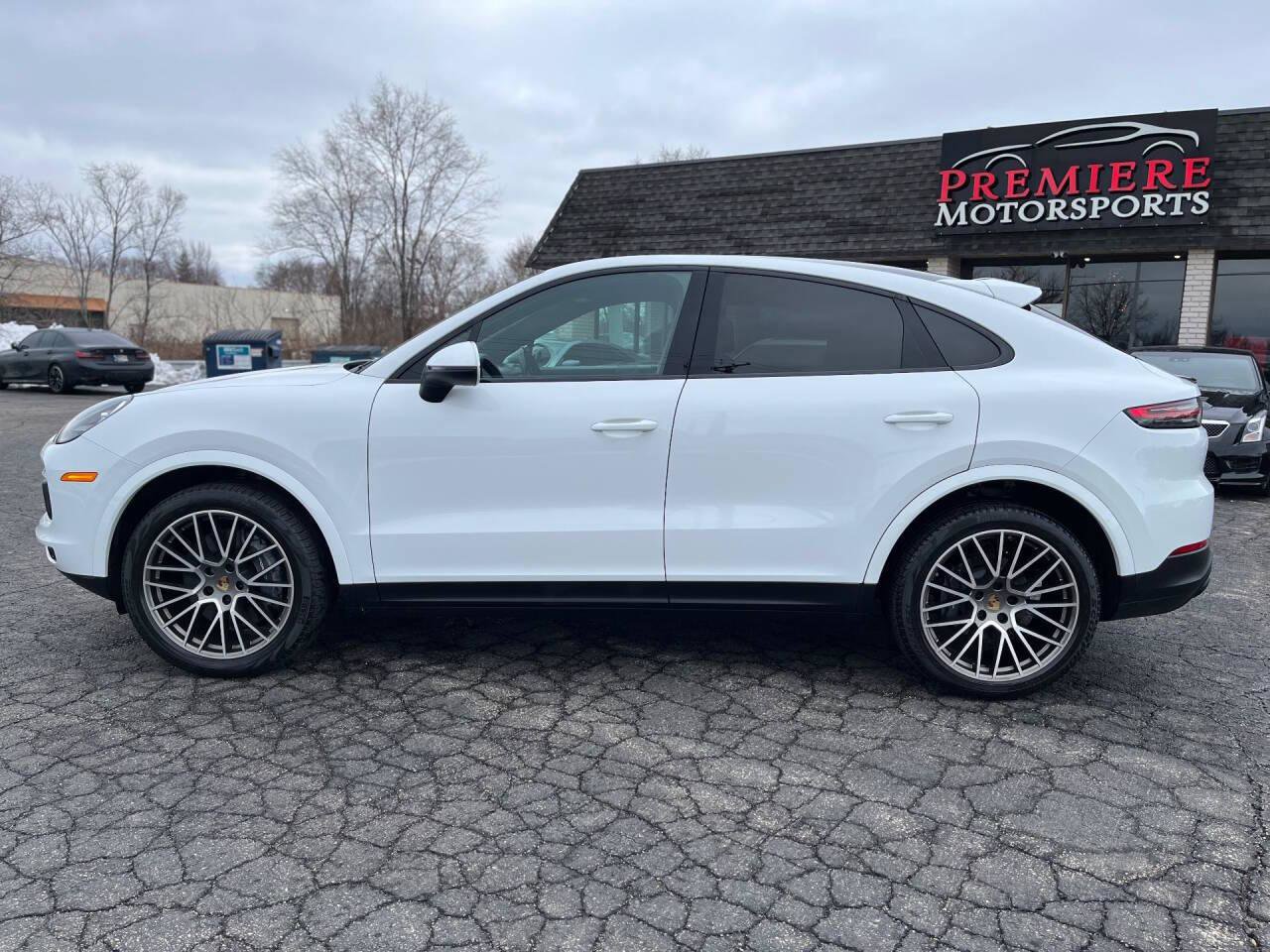Used 2022 Porsche Cayenne Platinum Edition AWD/4WD image 2