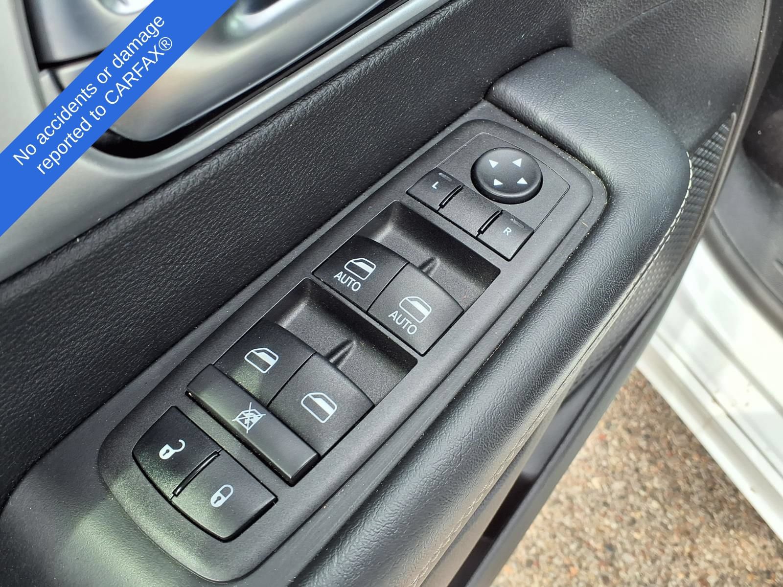 Used 2024 Chrysler Pacifica Limited FWD image 16