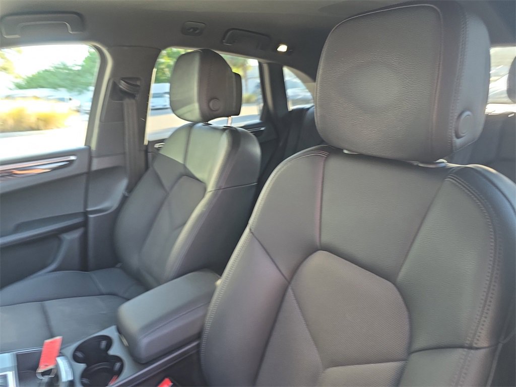 Certified 2022 Porsche Macan image 5