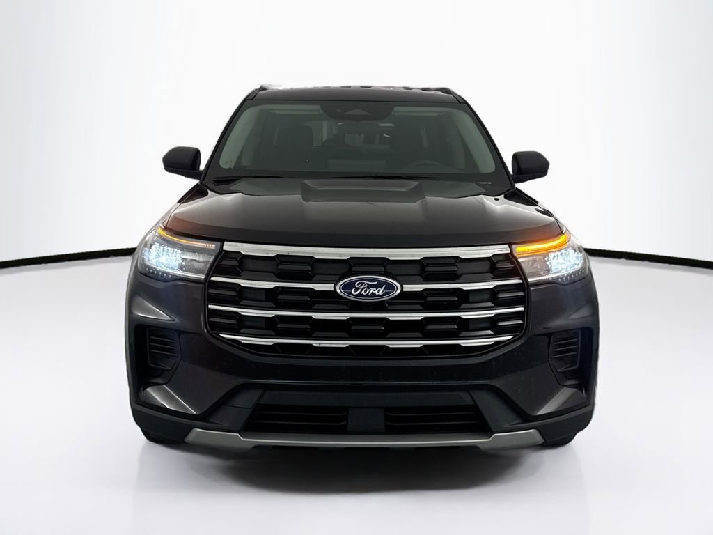 Used 2025 Ford Explorer Active AWD/4WD image 2