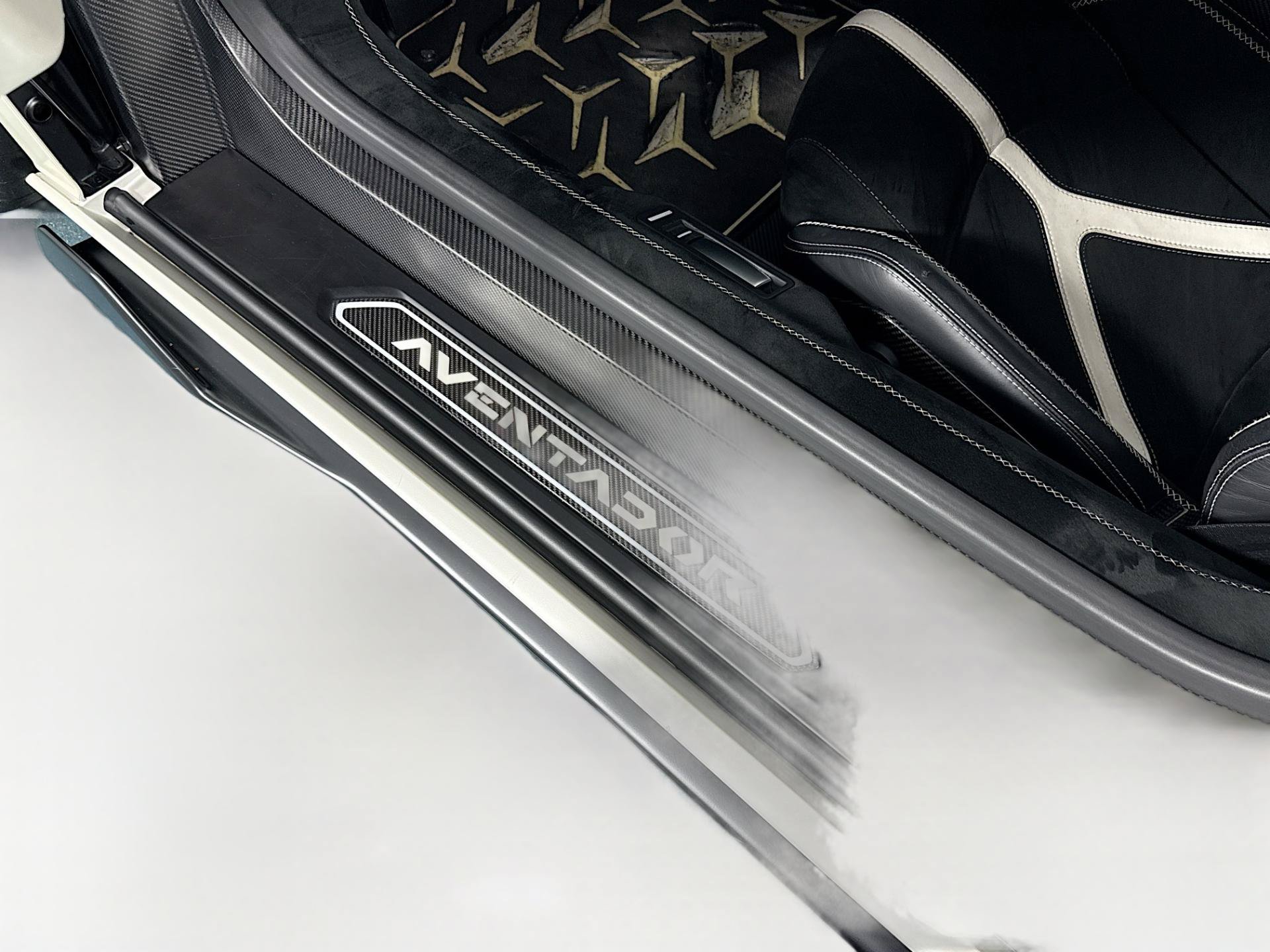 Used 2020 Lamborghini Aventador SVJ AWD/4WD image 46