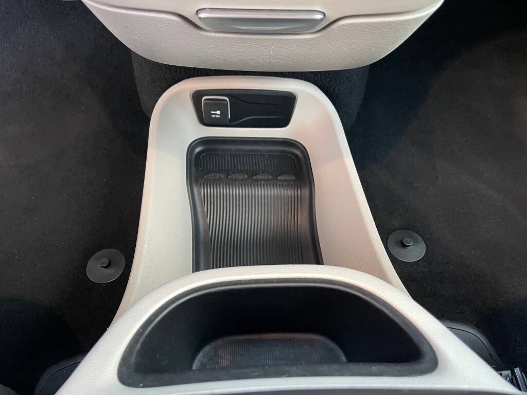 Used 2023 Chrysler Pacifica Touring-L FWD image 13