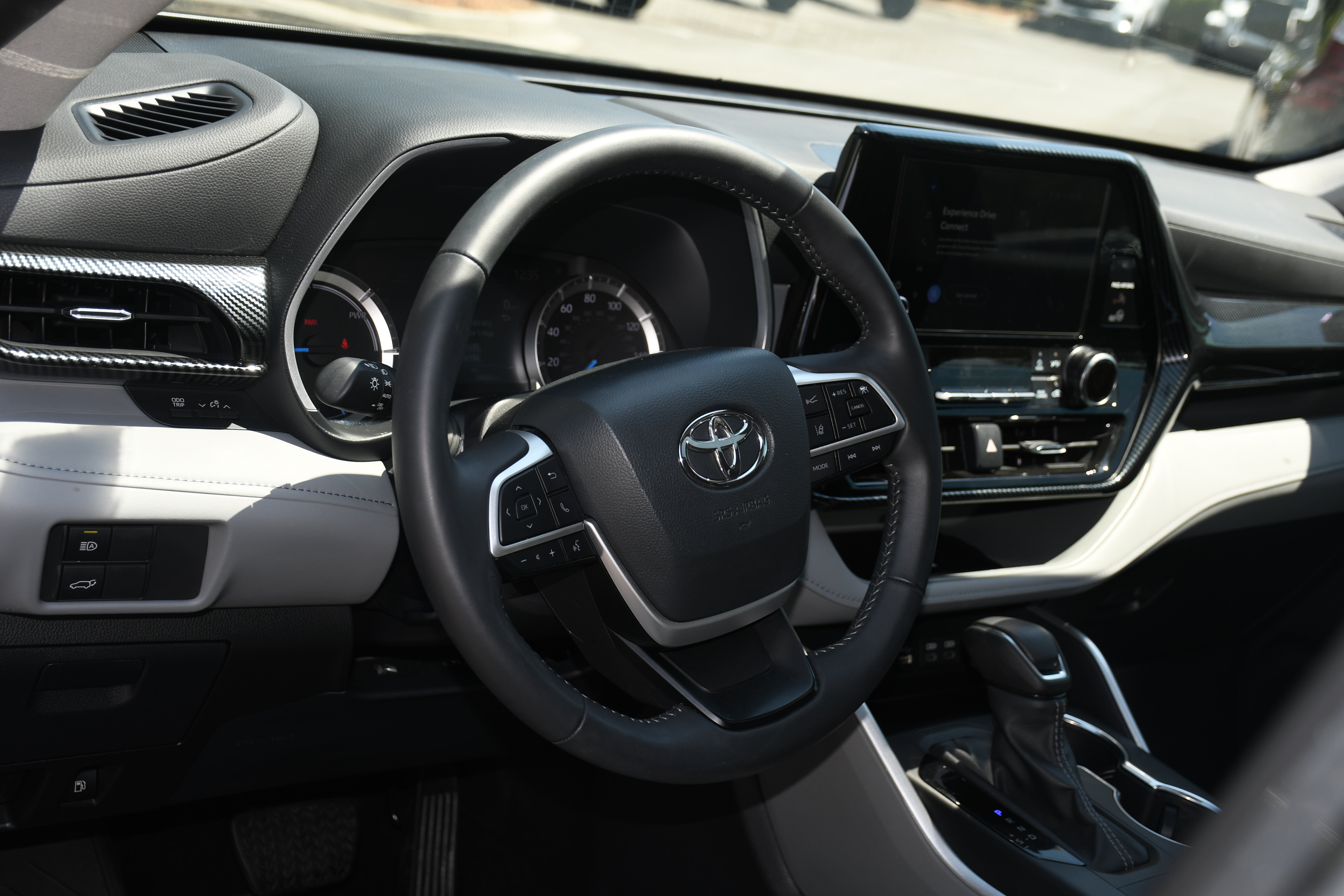 Used 2025 Toyota Highlander XLE AWD/4WD image 9