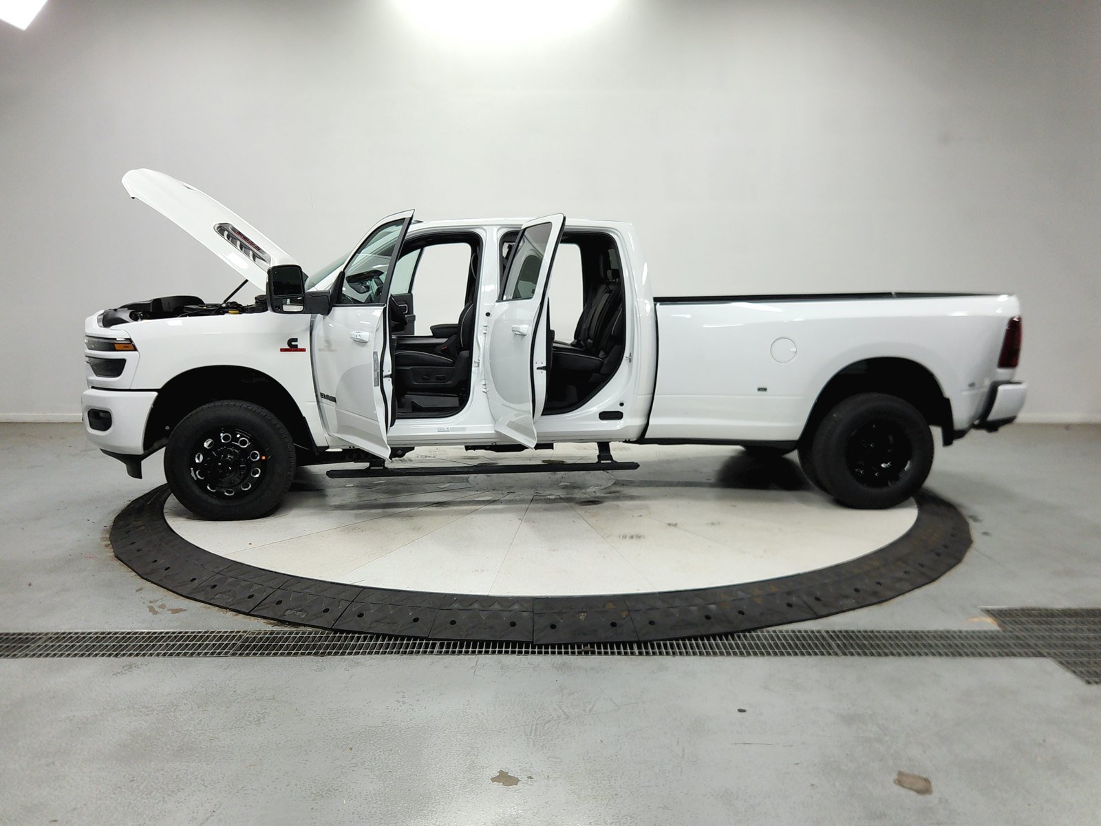 New 2026 RAM 3500 Laramie AWD/4WD image 13
