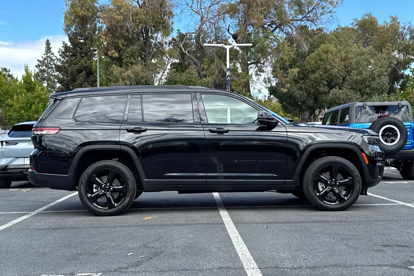 Used 2025 Jeep Grand Cherokee L Limited w/ Black Appearance Package AWD/4WD image 3