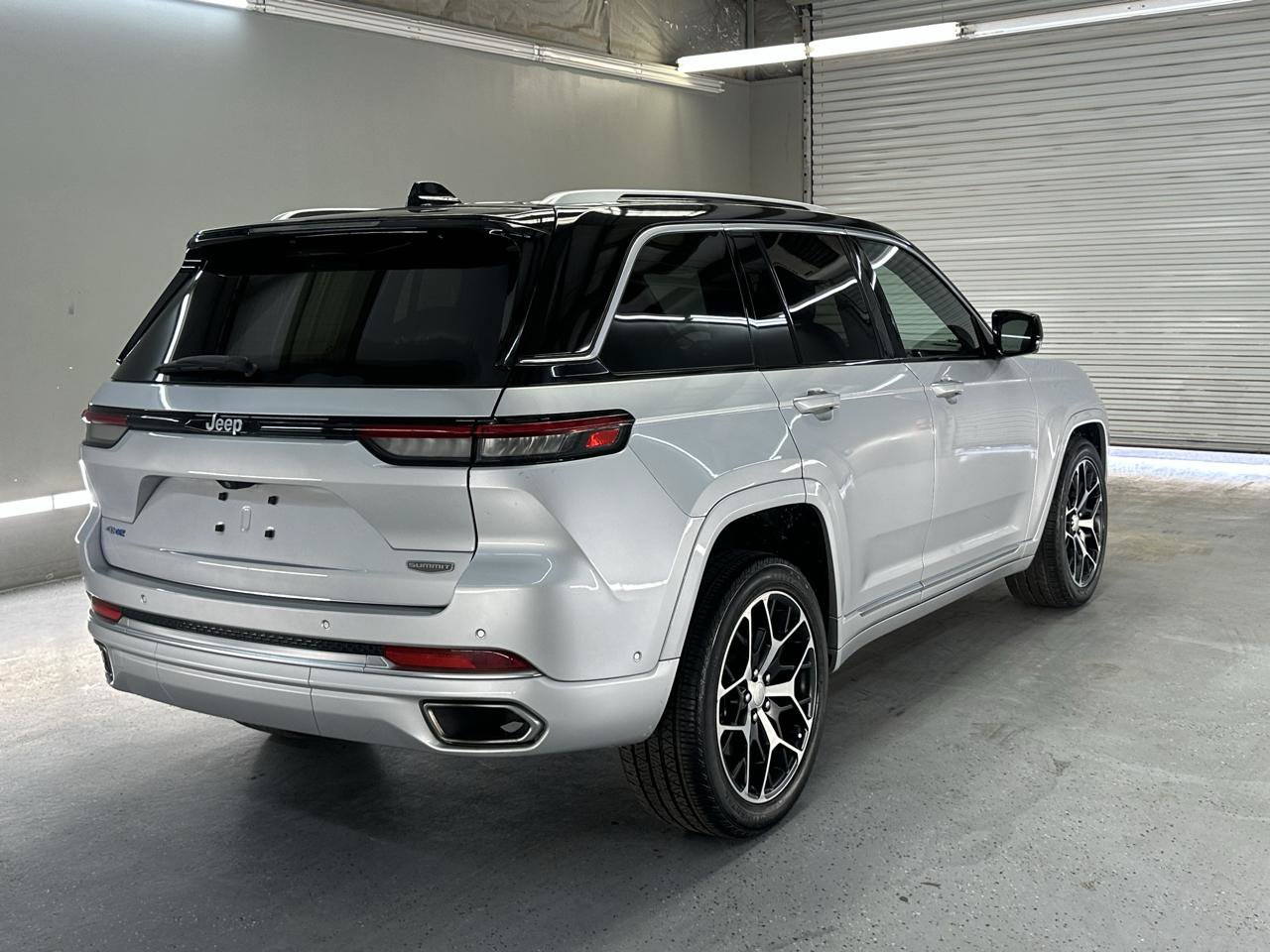 Used 2023 Jeep Grand Cherokee Summit AWD/4WD image 9