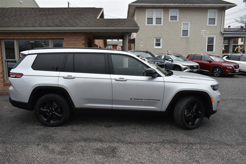 Used 2023 Jeep Grand Cherokee L Laredo AWD/4WD image 2