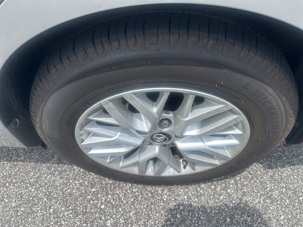 Used 2017 Toyota Camry LE FWD image 5