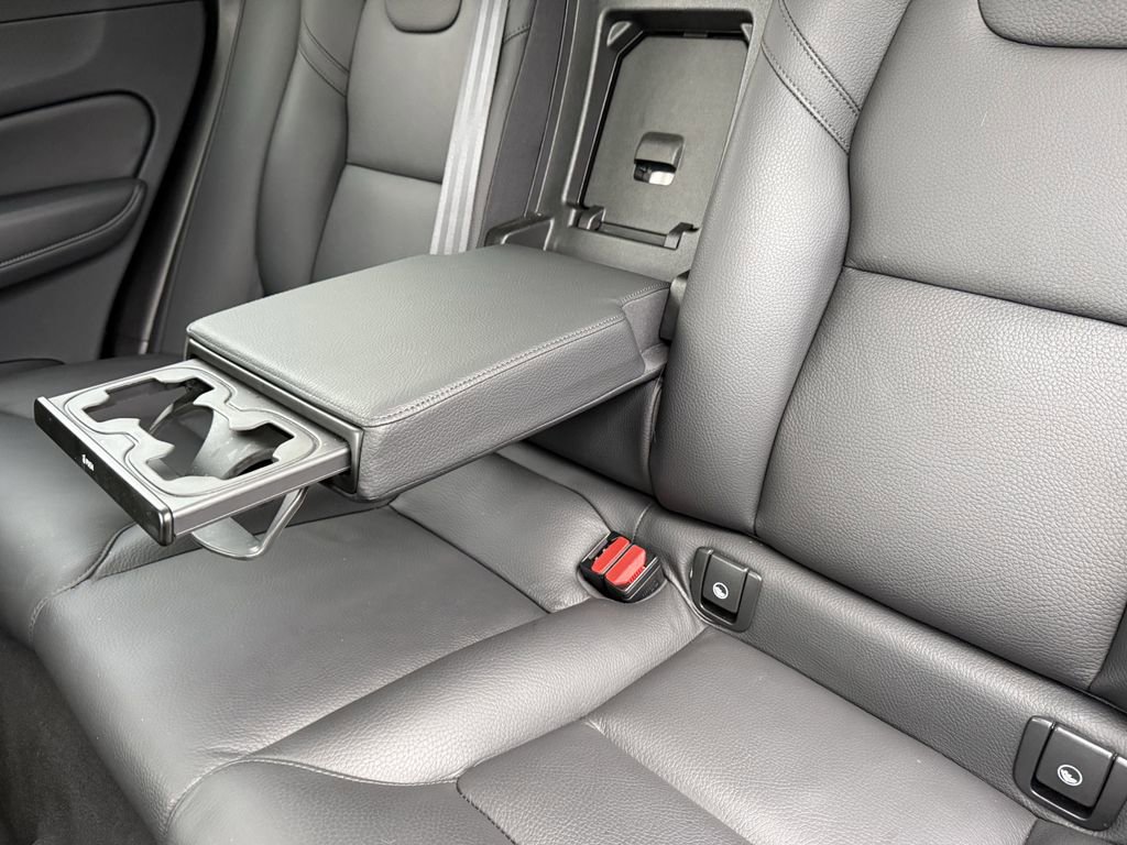 Certified 2025 Volvo XC60 B5 Plus image 33