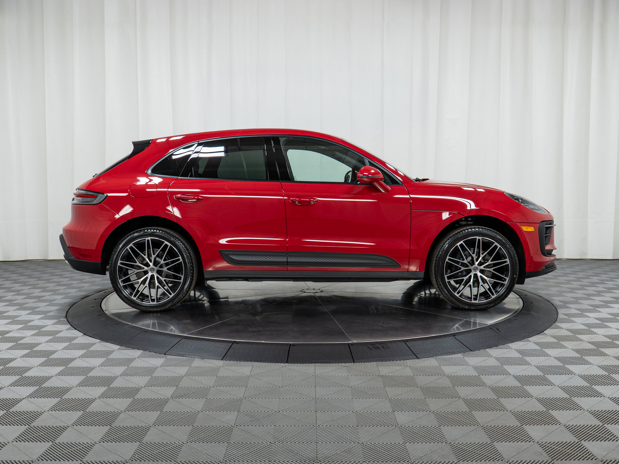 Used 2025 Porsche Macan image 8