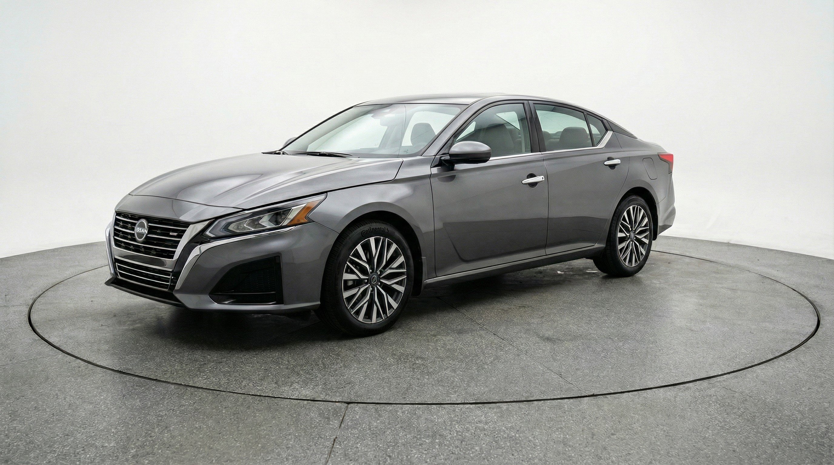 Used 2025 Nissan Altima 2.5 SV FWD image 3