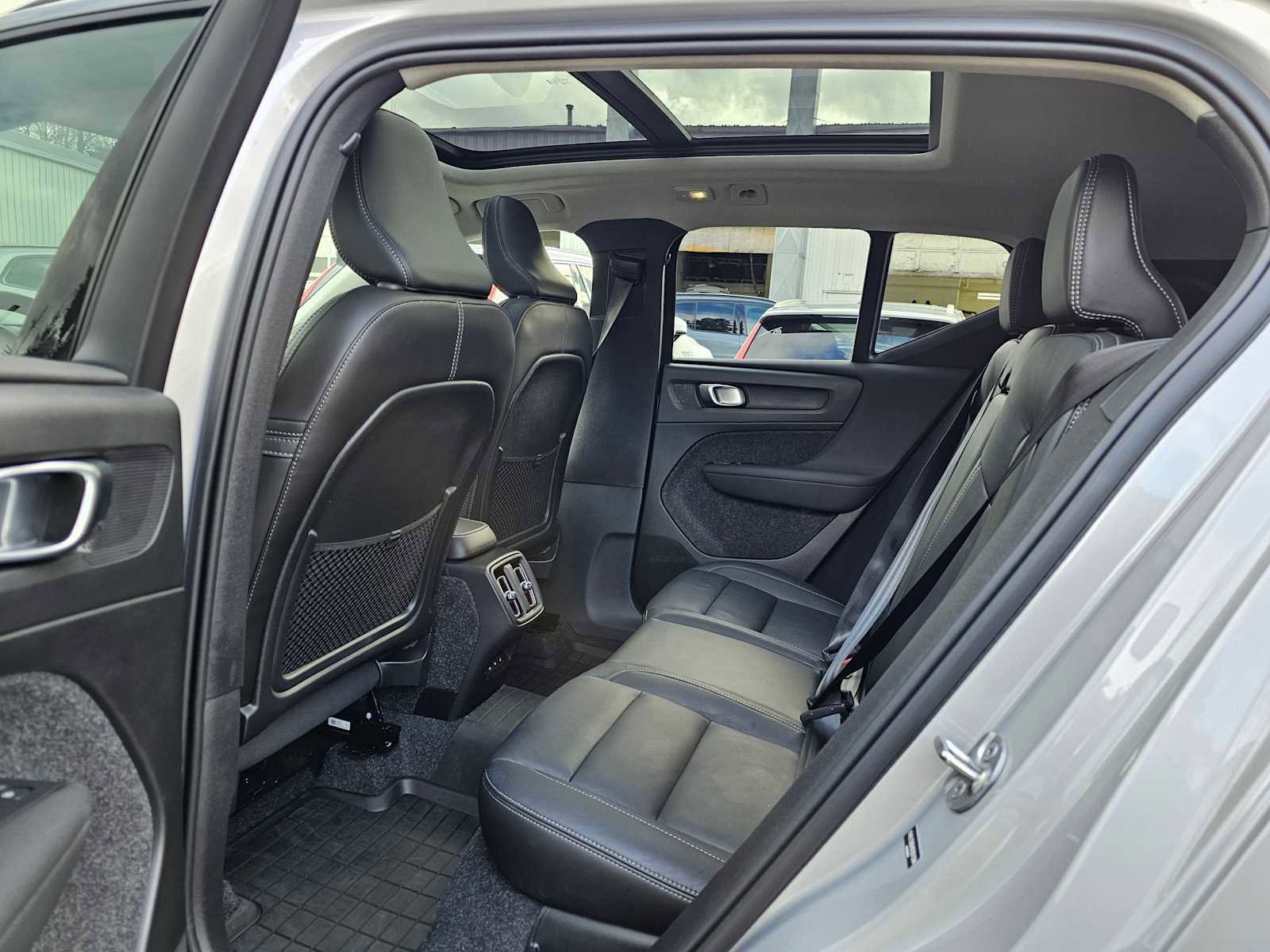 Used 2025 Volvo XC40 B5 Plus w/ Climate Package AWD/4WD image 22