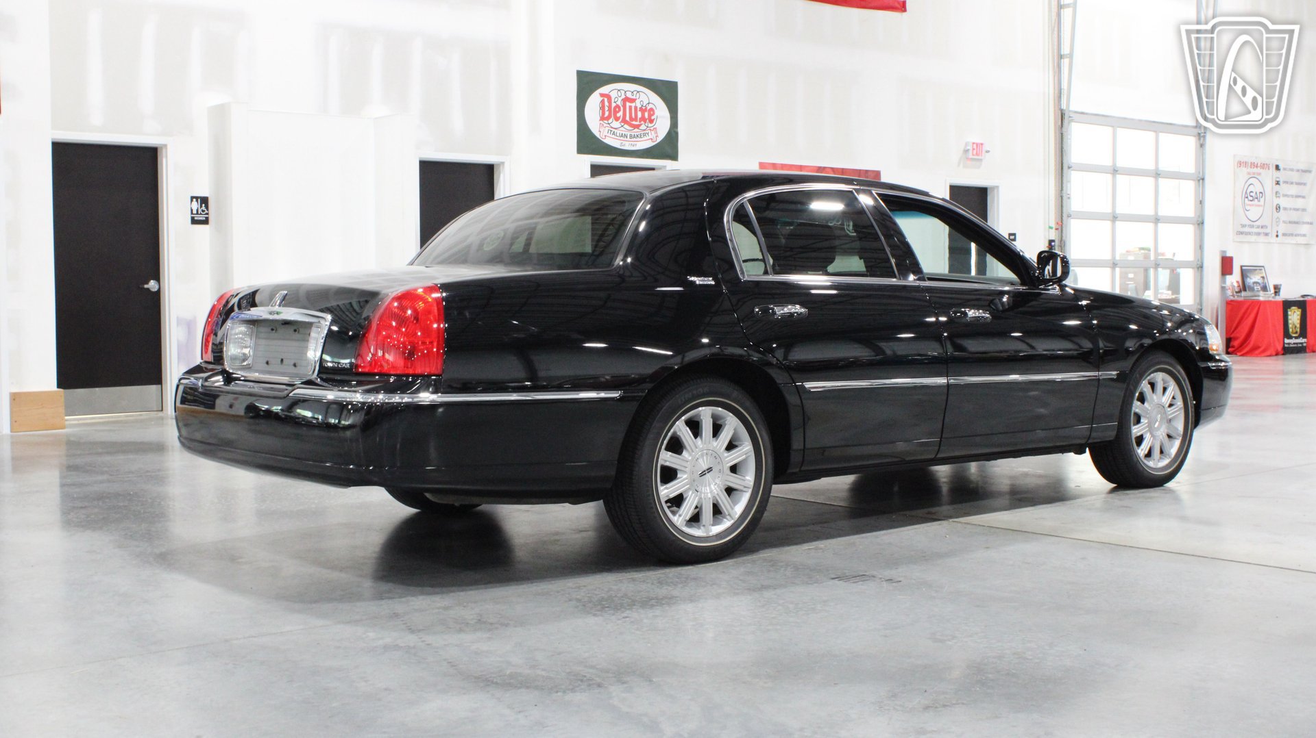 Used 2006 Lincoln Town Car Signature Limited RWD image 24