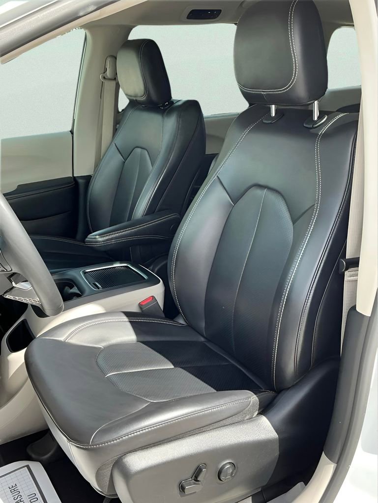 Used 2023 Chrysler Pacifica Touring-L image 25