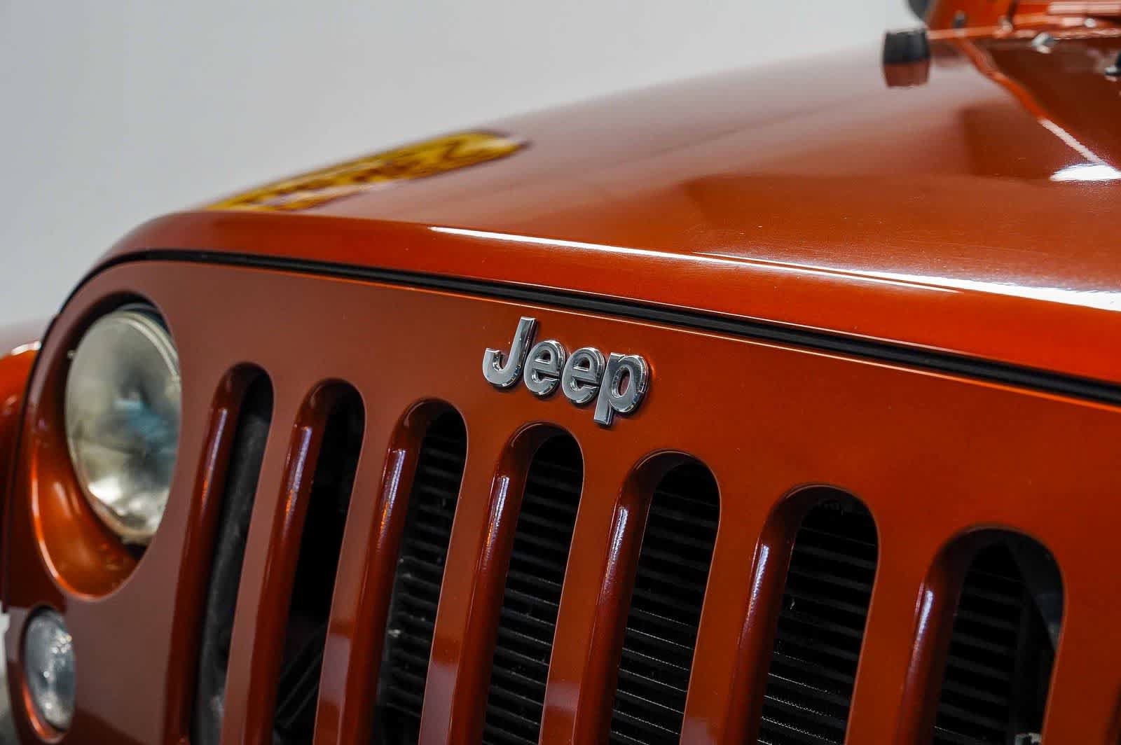 Used 2014 Jeep Wrangler Unlimited Sahara w/ Connectivity Group AWD/4WD image 8