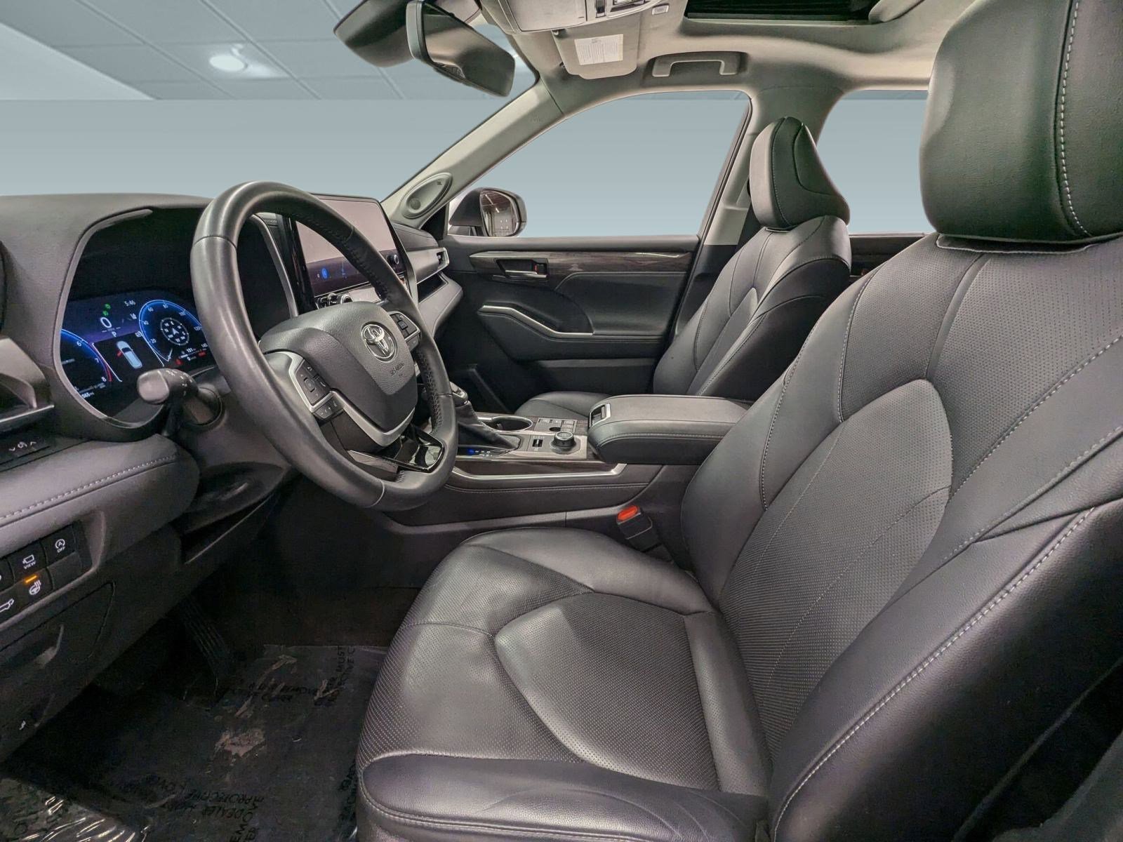 Used 2023 Toyota Highlander Limited image 4