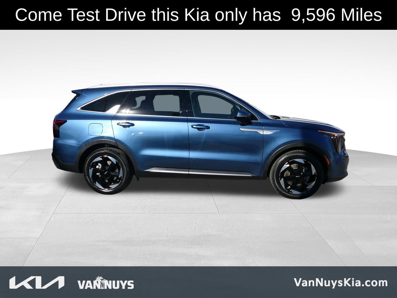 Used 2025 Kia Sorento EX w/ EX Panoramic Sunroof Package image 2