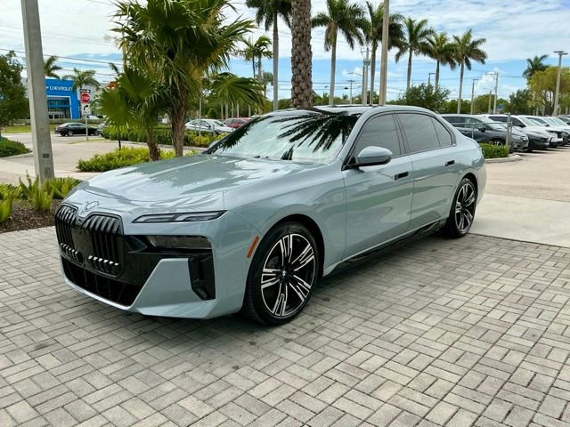 Used 2023 BMW i7 xDrive60 AWD/4WD image 3