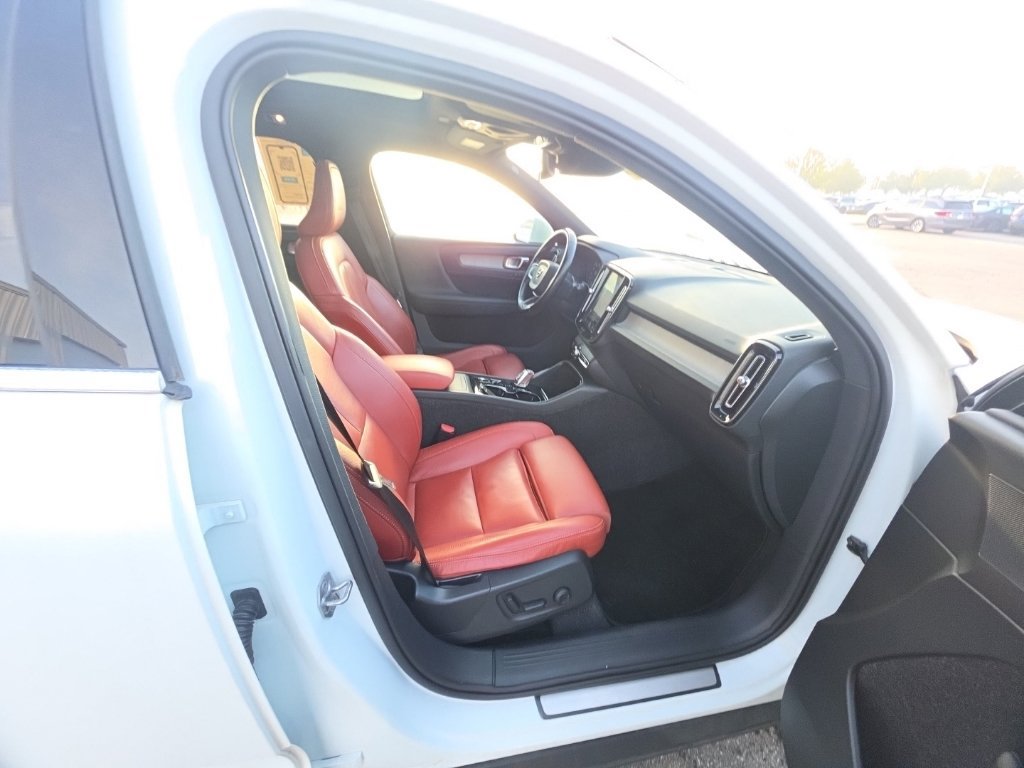 Used 2019 Volvo XC40 T4 Inscription FWD image 33