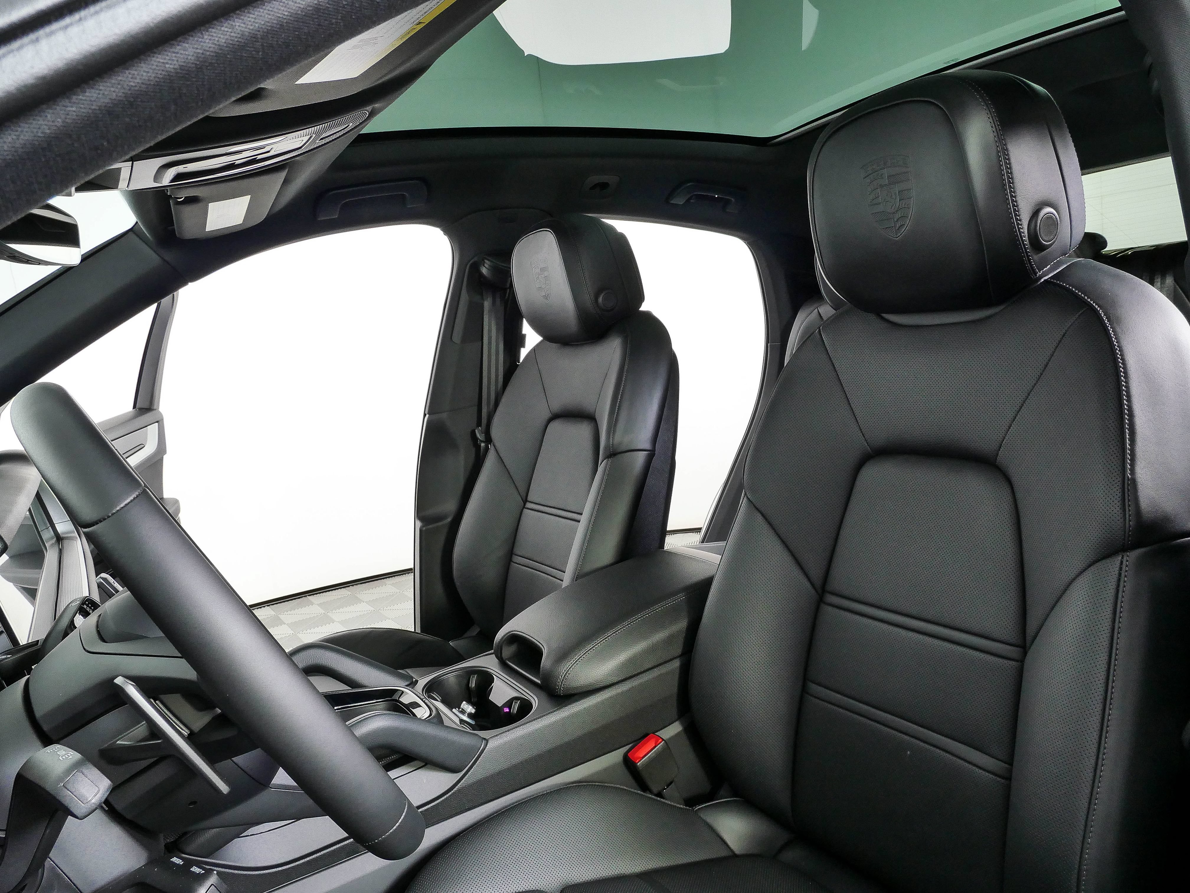 Certified 2025 Porsche Cayenne Coupe AWD/4WD image 5