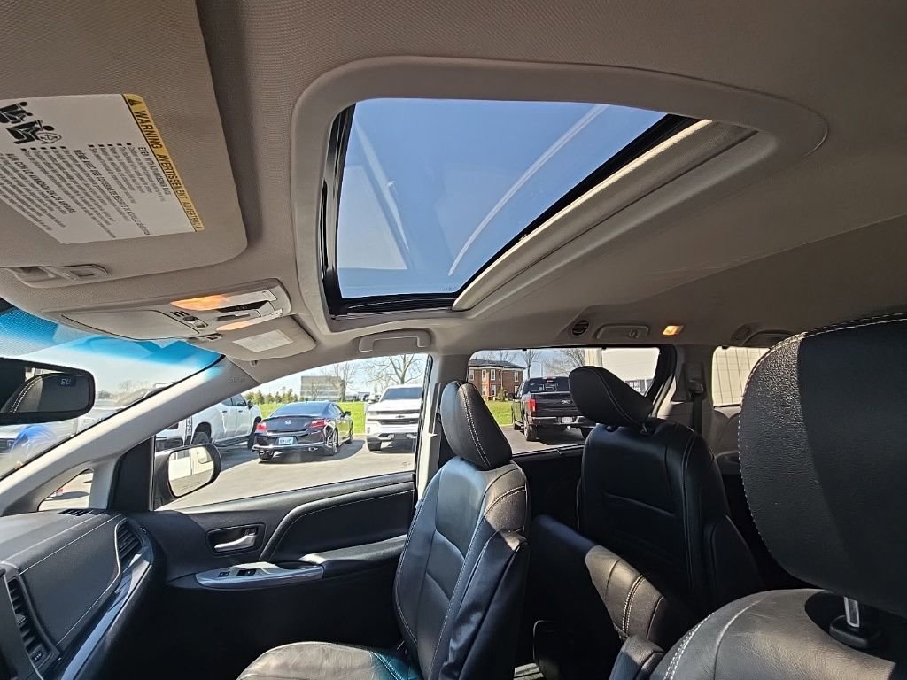 Used 2016 Toyota Sienna SE image 14