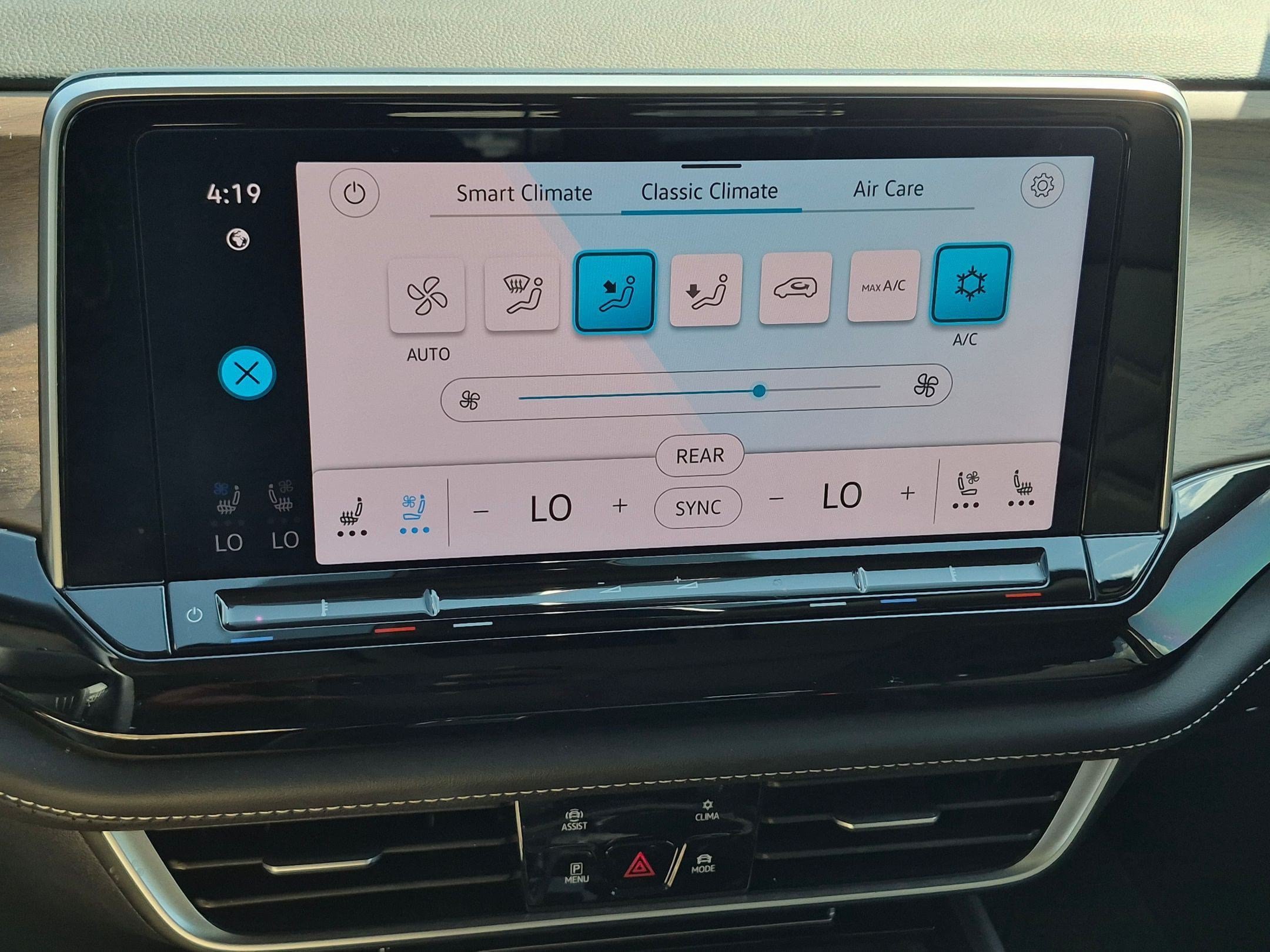 Used 2024 Volkswagen Atlas SE w/ Panoramic Sunroof Package FWD image 25