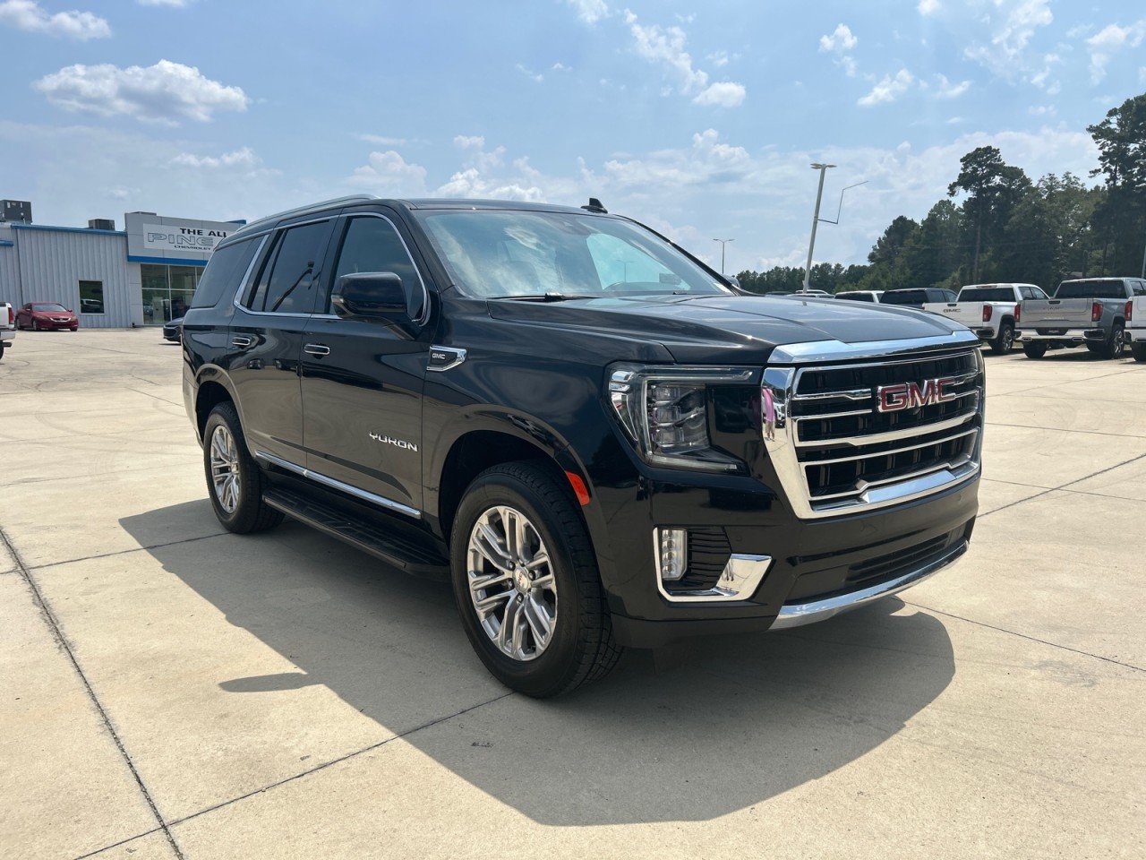 Used 2024 GMC Yukon SLT w/ SLT Luxury Package RWD image 2